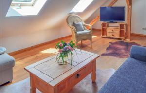 Μια τηλεόραση ή/και κέντρο ψυχαγωγίας στο Nice Home In Neu Zauche Ot Caminche