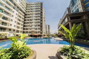 Πισίνα στο ή κοντά στο Cozy 2BR Apartment at Gateway Pasteur By Travelio