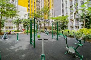 ein leerer Spielplatz mitten in einer Stadt in der Unterkunft Great Deal Studio at Springlake Summarecon Bekasi Apartment By Travelio in Bekasi