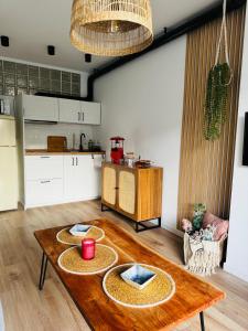 una cocina con una mesa de madera con platos. en Apartamento 1 dormitorio Happy Sun, en Benalmádena