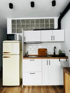 Una cocina con gabinetes blancos y encimera. en Apartamento 1 dormitorio Happy Sun, en Benalmádena 9 fotos más