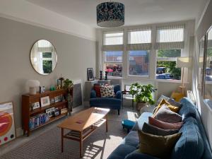 Posezení v ubytování Charming Edwardian maisonette in trendy location, minutes from restaurants and pubs in Ashley Cross, Poole