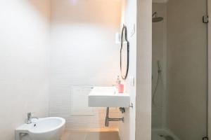 un bagno bianco con lavandino e doccia di Dimora Anna - Exclusive Sea Loft a Bari