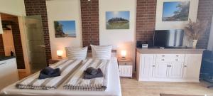 a bedroom with a bed with two towels on it at Ferienwohnung "Küstenkrümel -16" in Hohen Wieschendorf