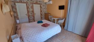 a bedroom with a bed with two towels on it at Mas Cairou in Sorède