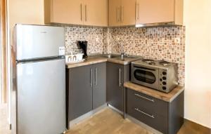 una cocina con nevera y microondas en 2 Bedroom Cozy Apartment In Nafpaktos, en Nafpaktos