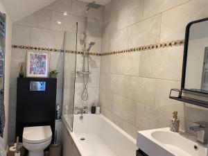 Koupelna v ubytování Charming Edwardian maisonette in trendy location, minutes from restaurants and pubs in Ashley Cross, Poole