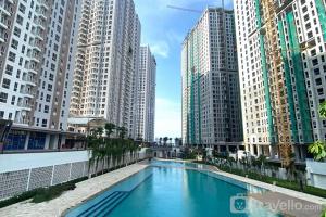 Kolam renang di atau dekat dengan Best Deal and Comfort Studio Tokyo Riverside PIK 2 Apartment By Travelio