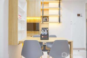 Galeriebild der Unterkunft Homey and Cozy Designed 2BR at Tokyo Riverside PIK 2 Apartment By Travelio in Rawalembang