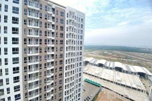 una vista aérea de un edificio blanco alto en Nice and Compact Studio at Tokyo Riverside PIK 2 Apartment By Travelio, en Rawalembang