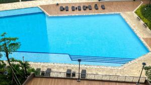 La alberca dentro o cerca de Simply Studio at 18th Floor Tokyo Riverside PIK 2 Apartment By Travelio