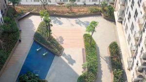 La alberca dentro o cerca de Simply Studio at 18th Floor Tokyo Riverside PIK 2 Apartment By Travelio 7 fotos más