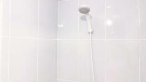 Un baño de Simply Studio at 18th Floor Tokyo Riverside PIK 2 Apartment By Travelio