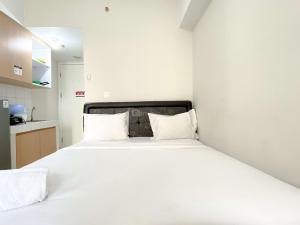 Katil atau katil-katil dalam bilik di Homey and Simply Look Studio Springlake Summarecon Bekasi Apartment By Travelio +10 gambar