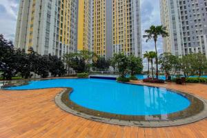 Kolam renang di atau dekat dengan Homey and Simply Look Studio Springlake Summarecon Bekasi Apartment By Travelio