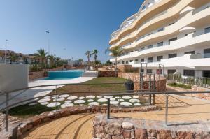 ein Gehweg vor einem Gebäude in der Unterkunft Apartment Perla del Sol in Arenales del Sol