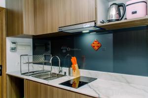 Кухня или мини-кухня в Nice and Comfort 1BR at The Smith Alam Sutera Apartment By Travelio
