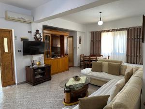 TV a/nebo společenská místnost v ubytování Albi's Guesthouse