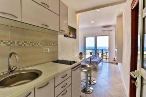 Kuchyň nebo kuchyňský kout v ubytování MarBok Apartments with SeaView + 23 fotografií