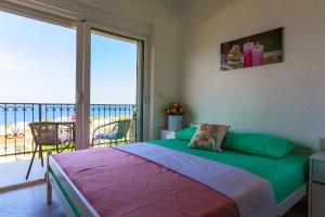 Postel nebo postele na pokoji v ubytování MarBok Apartments with SeaView