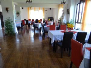 Restaurace v ubytování Pensiunea Cabana Veverita Valea Doftanei