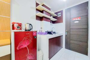 Η κουζίνα ή μικρή κουζίνα στο Homey and Elegant Studio Amazana Serpong Apartment By Travelio