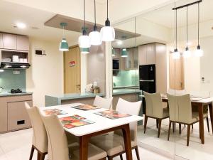 芝卡朗Well Furnished and Comfort 3BR Meikarta Apartment By Travelio的厨房兼餐厅，配有桌椅