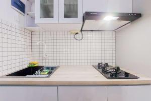 Кухня или мини-кухня в Homey and Comfort Living 2BR Urbantown Serpong Apartment By Travelio
