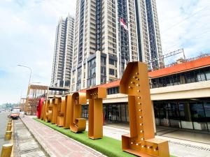 芝卡朗Comfortable and Spacious 3BR Meikarta Apartment By Travelio的一座高楼前有一座大型雕塑的建筑