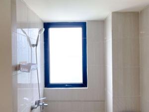 芝卡朗Comfortable and Spacious 3BR Meikarta Apartment By Travelio的配有窗户、淋浴和盥洗盆的浴室 更多17张照片