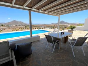 Φωτογραφία από το άλμπουμ του Quiet 2-bedroom sea view villa with shared pool σε Mármara