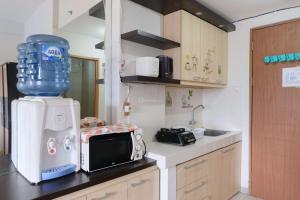 Η κουζίνα ή μικρή κουζίνα στο Best Studio Apartment at Pinewood Jatinangor By Travelio