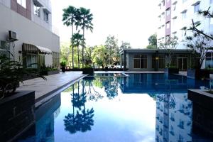 Πισίνα στο ή κοντά στο Best Studio Apartment at Pinewood Jatinangor By Travelio