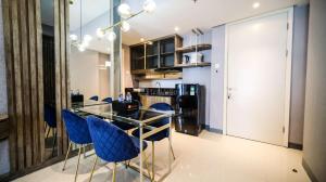 Köök või kööginurk majutusasutuses Simple and Homey 2BR at Benson Supermall Mansion Apartment By Travelio