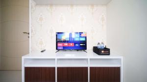 TV a/nebo společenská místnost v ubytování Best Choice and Cozy Living 2BR at Bale Hinggil Apartment By Travelio