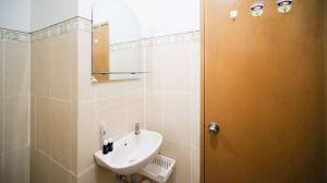 Koupelna v ubytování Best Choice and Cozy Living 2BR at Bale Hinggil Apartment By Travelio + 24 fotografií