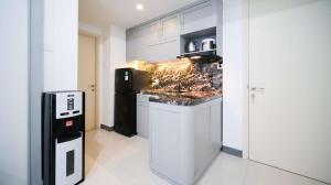 Köök või kööginurk majutusasutuses Compact and Homey 2BR at Benson Supermall Mansion Apartment By Travelio
