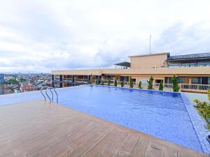 SeturanにあるBest Homey and Restful Studio at Altuz Seturan Yogyakarta Apartment By Travelioの大型スイミングプール