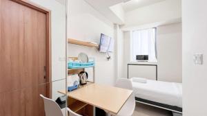 Un televizor și/sau centru de divertisment la Minimalist Studio (No Kitchen) at Bandaraya - Tallasa City Makassar Apartment By Travelio