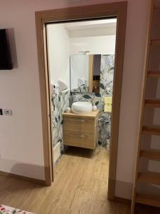 a bathroom with a sink and a mirror at B&B Stella Irpina in Teora