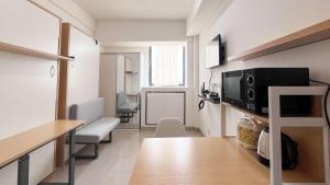 Un televizor și/sau centru de divertisment la Restful Studio (No Kitchen) Apartment at Bandaraya - Tallasa City Makassar By Travelio