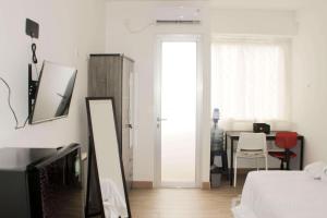Ένα ή περισσότερα κρεβάτια σε δωμάτιο στο Comfy and Tidy Studio at Riverview Jababeka Apartment By Travelio