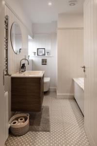 Bilik mandi di Ealu Mor - Ballylickey, West Cork Escape by the sea and on the Wild Atlantic Way +65 gambar