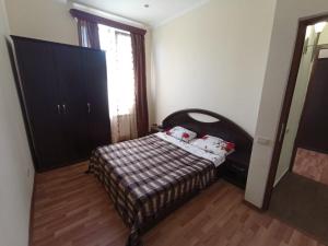 Un dormitorio pequeño con una cama y una ventana. en Sevan Island Cottage, en Sevan