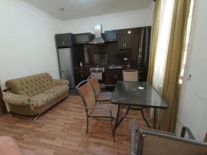 Una sala de estar con un sofá, una mesa y sillas. en Sevan Island Cottage, en Sevan