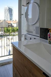 een keuken met een wit aanrecht en een raam bij F4 - La Maison de M Goéland - 4e etage in Le Havre