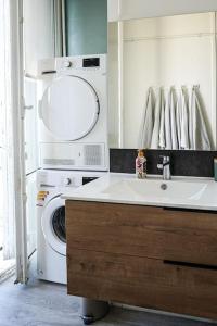 een badkamer met een wasmachine en een wastafel bij F4 - La Maison de M Goéland - 4e etage in Le Havre +29 foto's
