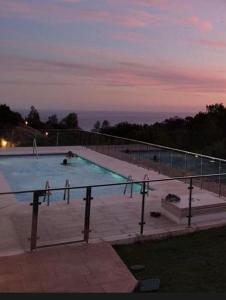Una piscina con gente en ella por la noche. en Apartamento 1 dormitorio Happy Sun, en Benalmádena