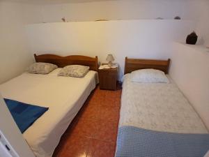 sypialnia z 2 łóżkami i szafką nocną w obiekcie Apartments Neo w mieście Rukavac