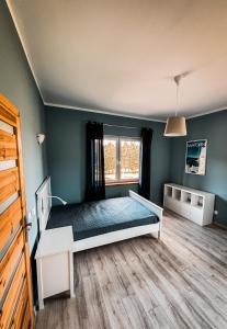 a bedroom with a bed and a window at Siedlisko Błotnia in Mierzeszyn